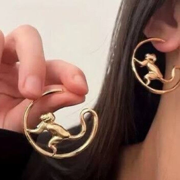🆕Authentic ToryBurch Monkey Call Of The Wild Earrings At Awesome Price - Picture 11 of 12